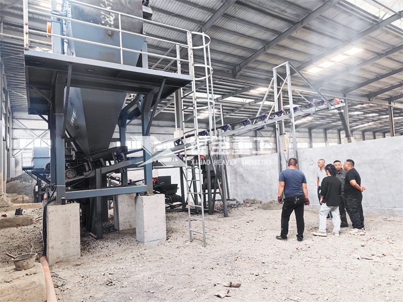 高速改扩建项目 - 用这台沥青破碎机日处理铣刨料 1000 吨